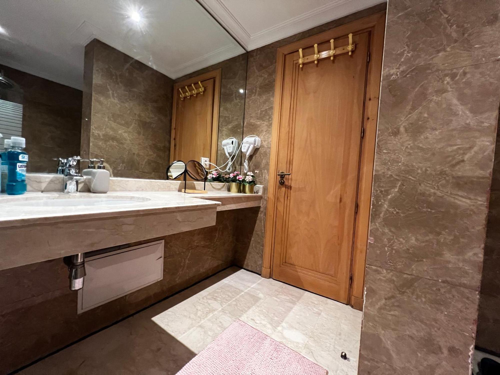 מרקש Beautiful, Great Equipped 122 M Holiday Apartment Near Majorelle Garden And Gueliz With Pool Views And A Large Balcony And Terrace מראה חיצוני תמונה